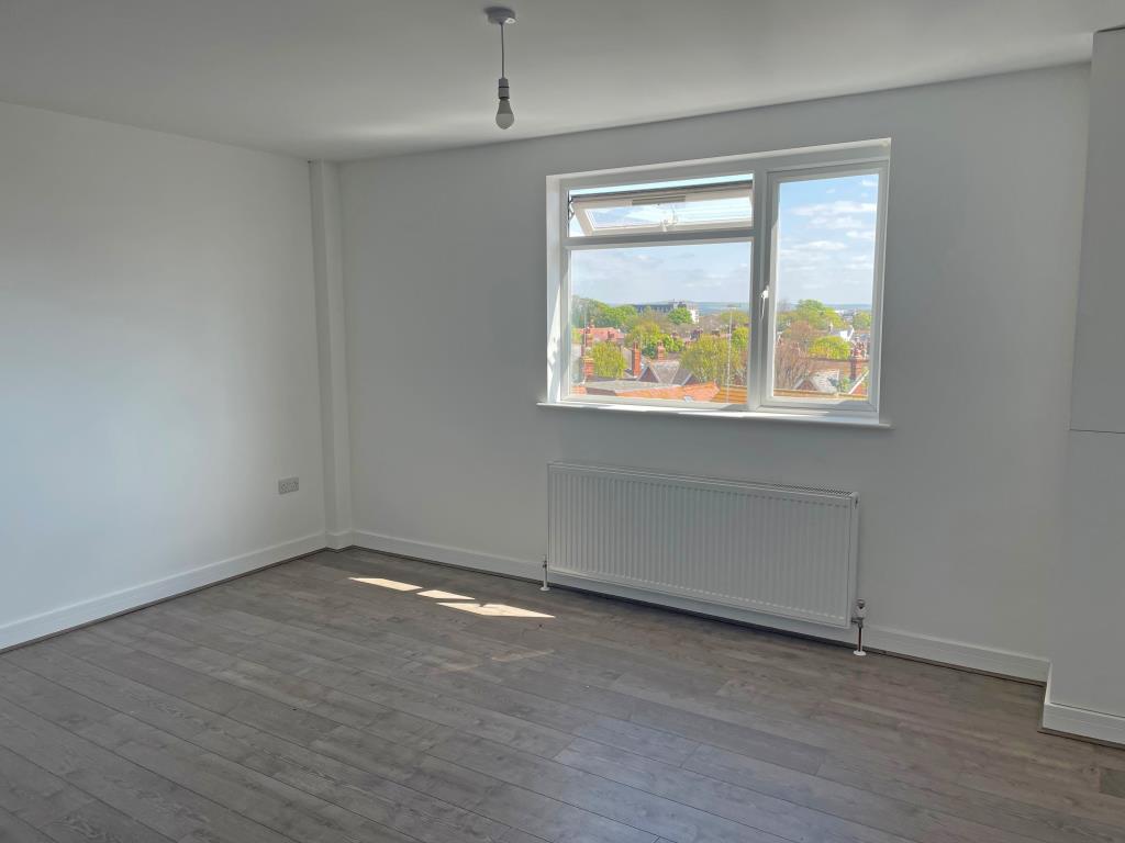 Lot: 28 - MODERN TWO-BEDROOM FLAT IN TOWN CENTRE - Living Room